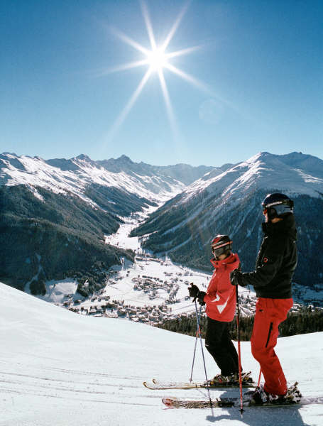 Dos esquiadores disfrutando la vista desde las pistas de Parsenn (clickear para agrandar imagen). Copyright by Destination Davos Klosters Byline: swiss-image.ch 